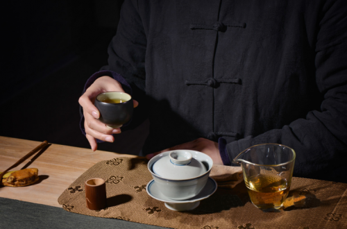 宜关茶叶品牌非凡藏品，致敬伟大，以一杯好茶向祖国献礼